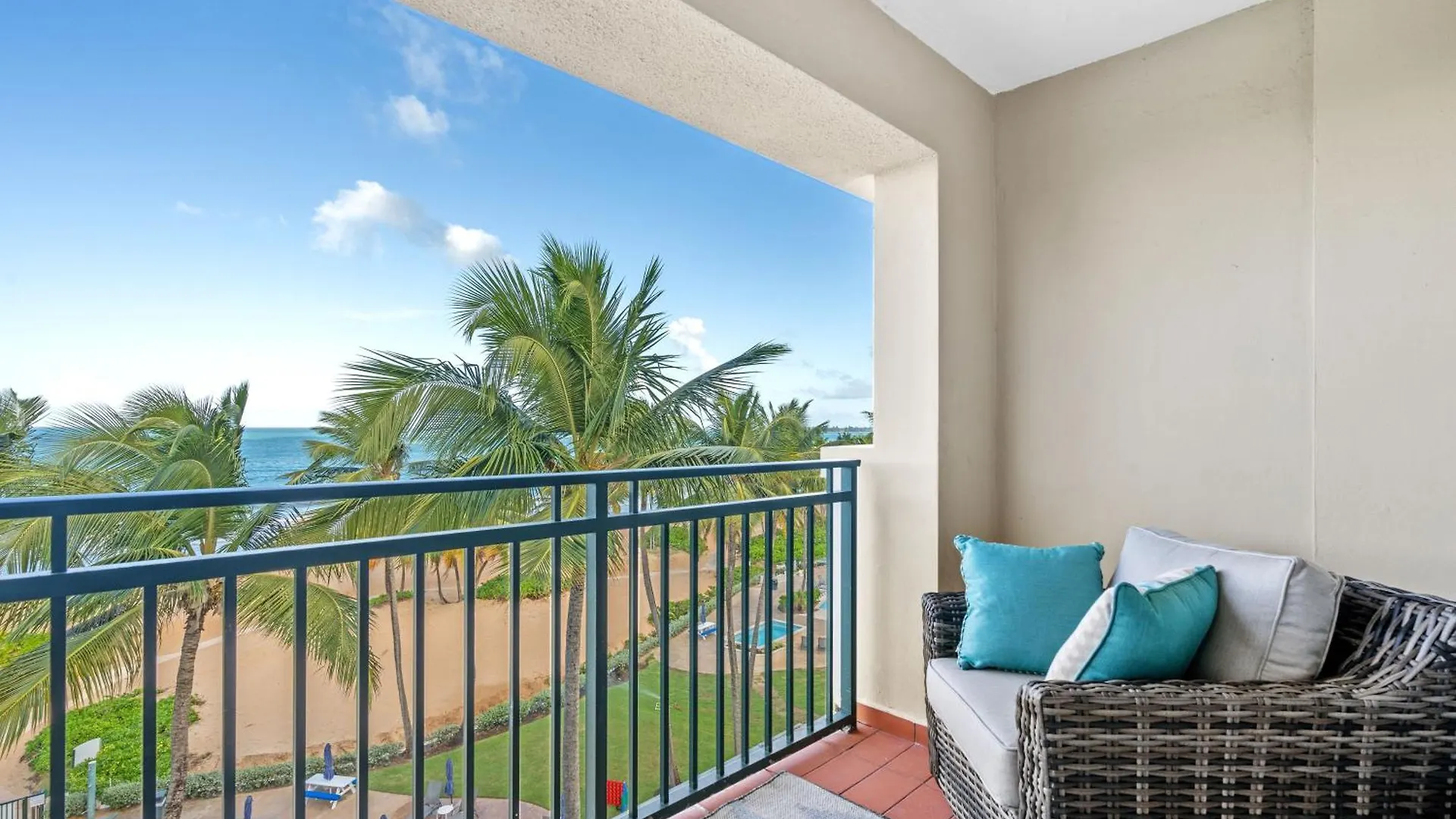 Luxury Condo Near San Juan Rio Grande Apartment